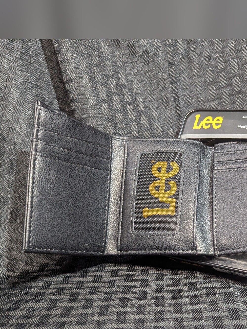 Black Men’s Trifold Lee Traveler Wallet.
